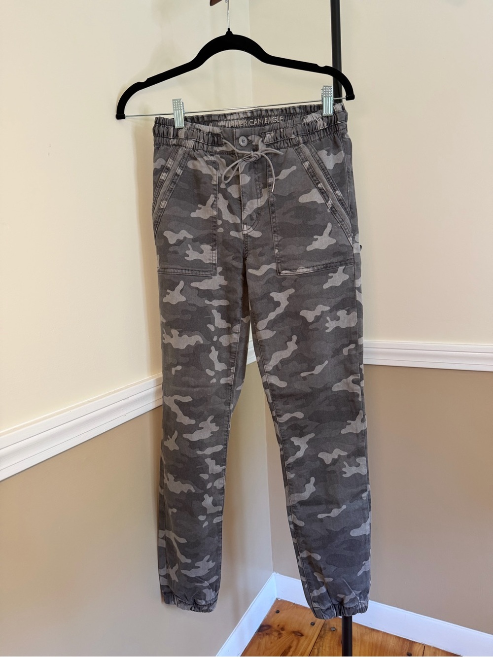American eagle women’s size 4 Gray Camouflage Drawstring Joggers